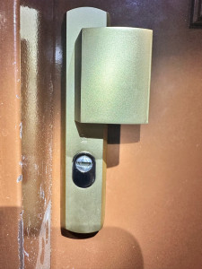 Photo de galerie - Changement d une serrure suite à une tentative d effraction