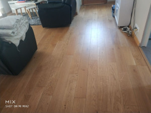 Photo de galerie - Parquet en chêne clipsable séjour.