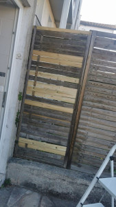 Photo de galerie - Réparation d'une palissade (avant lazure) 