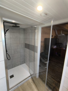 Photo de galerie - Réalisation d'une douche dans un espace restreint 
(comble aménagé)