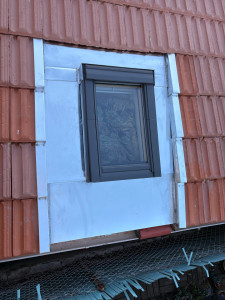 Photo de galerie - Velux avec une étanchéité en zinc sur mesure 