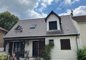 Photo de galerie - Redonnez du cachet à votre toiture ! ✨  La lucarne est souvent l'élément central du charme d'une maison, mais c'est aussi l'un des plus exposés.   Nous avons réalisé ici une réfection complète accompagnée d'une mise en peinture haute protection.