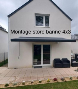 Photo de galerie - Montage d'un store banne en façade. 