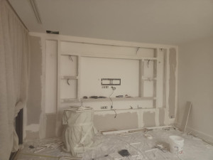 Photo de galerie - 
meubles tv en plein travaux avec la finition sur la seconde photos 