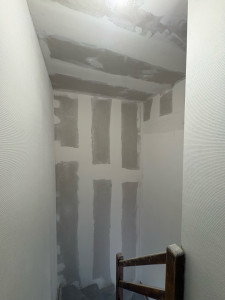 Photo de galerie - Raillage lainage plus mise en placo avec 3 passe de finition dans une cage d’escalier de 4m de hauteur 