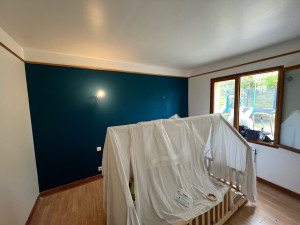 Photo de galerie - Reprise des murs en plâtre puis mise en peinture de la chambre avec un mur de couleur 