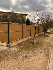 Photo de galerie - Pose de clôture rigide avec Occultant sur muret