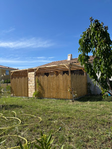 Photo de galerie - Pergola réalisé chez un client avec visualisation de plusieurs réalisation en amont en répondant au mieux à ses besoins ( proposer un espace extérieur à ses chats sans qu’ils puissent aller ailleurs que sur la terrasse ) 
