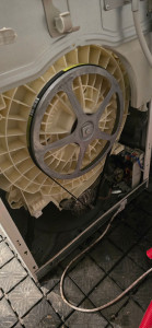 Photo de galerie - Remplacement de la courroie d'une machine à laver.