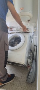 Photo de galerie - Changement de joint de hublot sur lave linge samsung. sur ce model il est nécessaire de démonter complètement le panneau de façade sur d'autre models c'est un peu plus facile=)