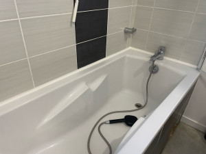 Photo de galerie - Remplacement joint d’étanchéité pvc baignoire