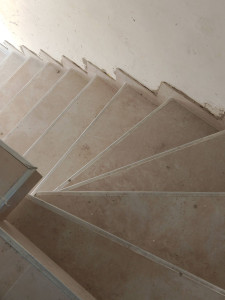 Photo de galerie - Pose carrelage dans les escaliers 