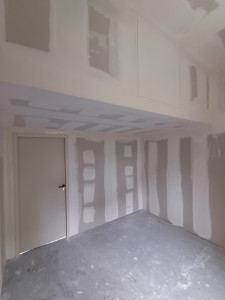 Photo de galerie - Faux plafonds et cloisons de distribution avec pose huisserie thermique. 