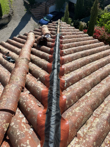 Photo de galerie - Un closoir est un équipement permettant de protéger et de ventiler la partie haute de la toiture, le faîtage. 