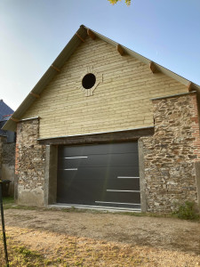 Photo de galerie - Rénovation d'un bâtiment de 300m3
Charpente, ossature bois pour pignon, bardage
Poteaux en béton pour porte de garage