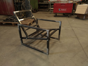 Photo de galerie - Fabrication en cours d'un fauteuil structure métallique 