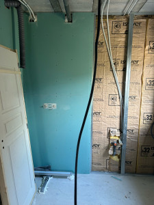 Photo de galerie - Préparation extension villa douche avec caniveau à carrelés attente pour meubles vasque 