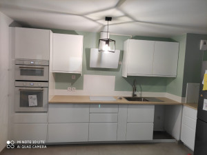 Photo de galerie - Cuisine réalisée sur mesure : 
installation complète, montage des meubles, ajustements et finitions de menuiserie. Travail soigné et adapté aux besoins du client.


