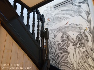 Photo de galerie - Peinture escalier et tapisserie
