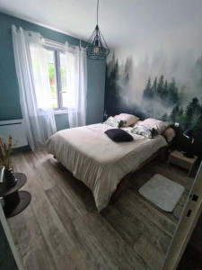 Photo de galerie - Relooking complet d'une chambre : choix des rideaux, tapis, linge de lit, coussins et mobilier 

Pose d'un papier peint panoramique sur mesure et d'un papier peint intissé sur les autres murs 