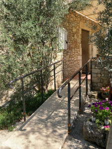 Photo de galerie - Fabrication et pose rampe pour personne en mobilité réduite 