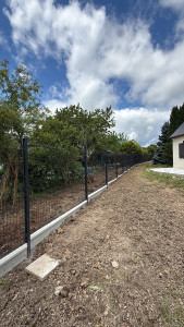 Photo de galerie - Réalisation d’une clôture rigide avec pose de plaque de soubassement