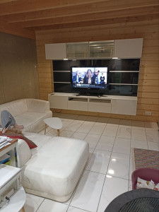 Photo de galerie - Installation meuble TV avec éclairage.