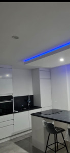 Photo de galerie - Création d’un faux plafond lumière indirecte et pose cuisine 