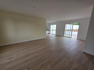 Photo de galerie - Peinture et parquet flottant. 

