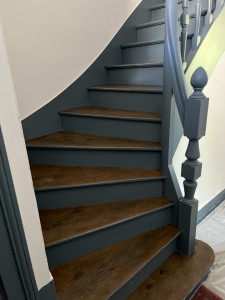 Photo de galerie - Peinture d'un escalier