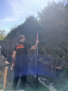 Photo de galerie - Mise en place du chantier 
mise au propre
tranchée
pose de grillage rigide 
fixation par cimentation
fin de chantier rebouchage de la tranchée par un drainage et finition gravier