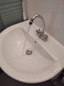 Photo de galerie - Pose d’un lavabo + robinet 