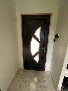 Photo de galerie - Remplacement d’une ancienne porte d’entrée en bois par un porte pvc gris anthracite 