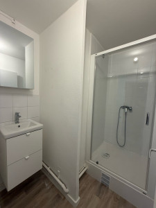 Photo de galerie - Installation d'une douche, d'un lavabo et d'une étagère