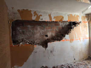 Photo de galerie - Découpe de cloison en brique 