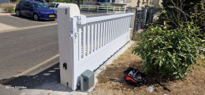 Photo de galerie - Remplacement d'un portail battant par un portail coulissant PVC avec motorisation somfy 