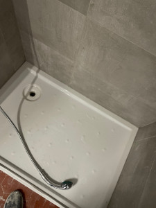 Photo de galerie - Installation d'un nouveau bac à douche plus carrelage