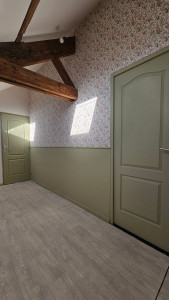 Photo de galerie - Création d'un sous bassement, pose d'un papier peint décoratif et mise en peinture des murs