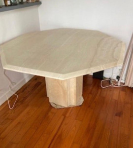 Photo de galerie - Un bon exemple de charge lourde que je suis en capacité de soulever : une table en pierre (travertin) très lourde (150 kg) que j'ai dû déplacer dans le camion sur une certaine distance, dans des conditions difficiles dues à des escaliers en colimaçon.