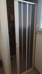Photo de galerie - Montage rideau de douche rigide 