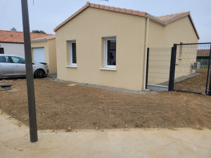 Photo de galerie - Création de pelouse autour d'une résidence principale 