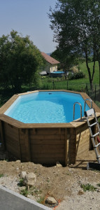 Photo de galerie - Projet d'une terrasse en bambou autour de la piscine sur poteaux.