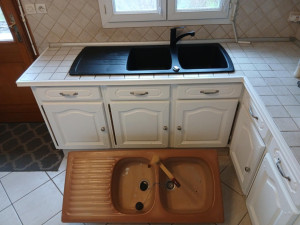 Photo de galerie - Remplacement évier grés par un évier en résine de syntèse noir . Modification et découpage du plan de travail + carrelages pour adaptation de l'évier 