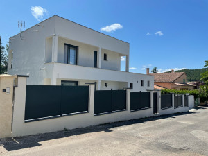 Photo de galerie - Maconnerie villa toit plat et cloture alu entre piliers