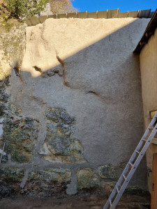 Photo de galerie - Mise en place d'un béton fibré sur un mur fisuré,crépi à la chaud naturelle en finition (après)