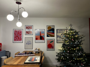 Photo de galerie - Pose d’un luminaire lourd (5kg) avec crochet et réalisation d’un mur de cadre dans une villa neuve pour que tout soit prêt avant les fêtes. 