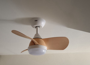 Photo de galerie - Montage et installation d’un nouveau ventilateur avec lumière encastré