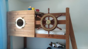Photo de galerie - Modification d'un lit mezzanine 140*190 en lit enfant pirate.