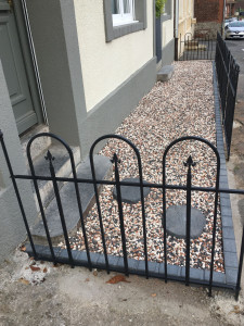 Photo de galerie - Embellissement de la devanture d'une maison individuelle; délimitation, pose de géotextile, pavage, cailloux d'ornement et pose de barrières