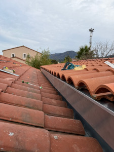 Photo de galerie - Chéneau en zinc et bandeau en zinc agrafé 
